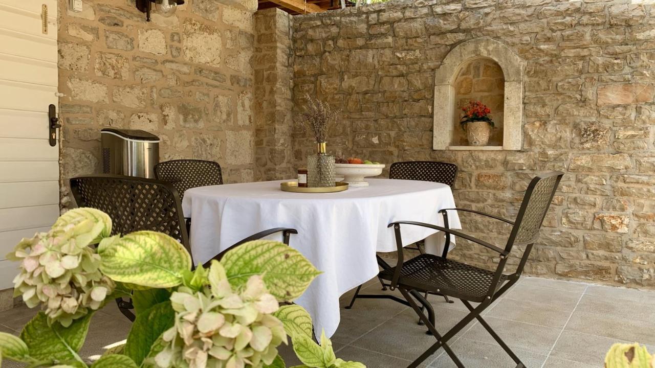 Heritage House Dvor Sutivan Exterior foto